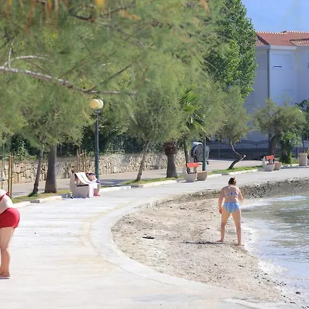 Apartman With Parking Space Kastel Gomilica, - 19248 *
